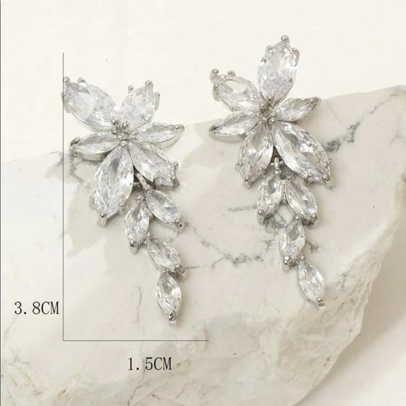 EARRINGS | Rhinestone Flower Burst NWT. - Picture 4 of 4
